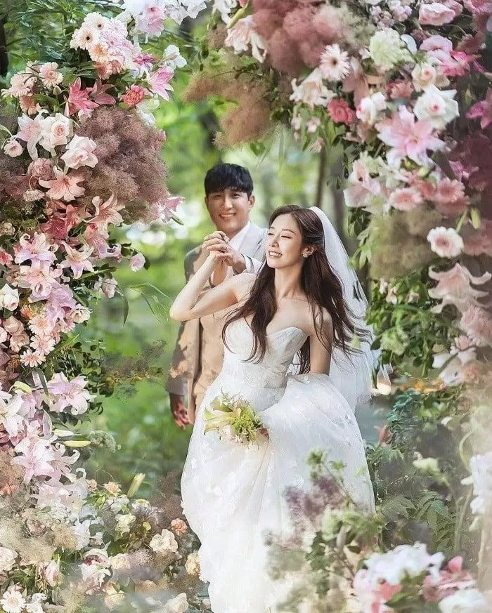 Bộ cảnh cưới lãng mạn của Jiyeon T-Ara và chồng. (Ảnh: Internet)