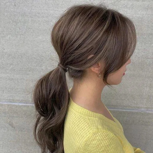 Ngày 3 chị em có thể lựa chọn kiểu buộc thấp hoặc cao để phù hợp với phong cách (Nguồn: Internet)