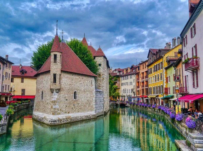 12 điều nên làm khi đến thăm thành phố được mệnh danh Venice của nước Pháp Annecy cầu tình nhân chèo thuyền công viên cung điện du lịch châu Âu du lịch nước pháp du lịch Venice Đạp xe khám phá khám phá nước pháp lâu đài leo núi mua sắm Nước Pháp phố cổ tham quan thành phố thời gian Venice Venice của nước Pháp Vị trí