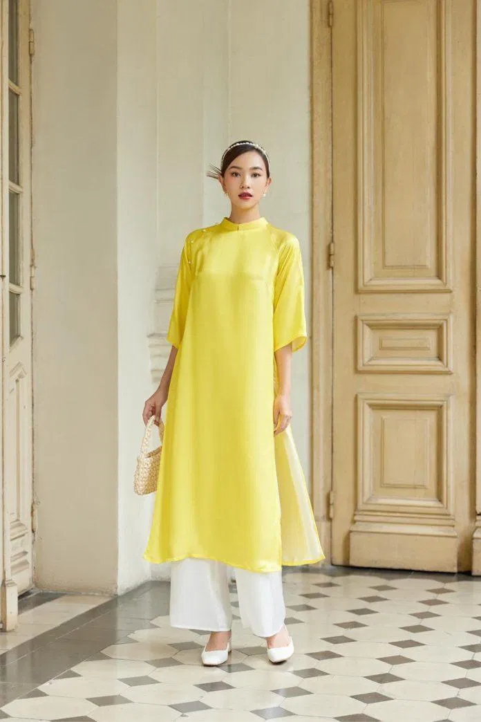 Áo dài Tết với tone màu vàng và chất liệu lụa nhã nhặn Áo dài Tết với tone màu vàng và chất liệu lụa nhã nhặn