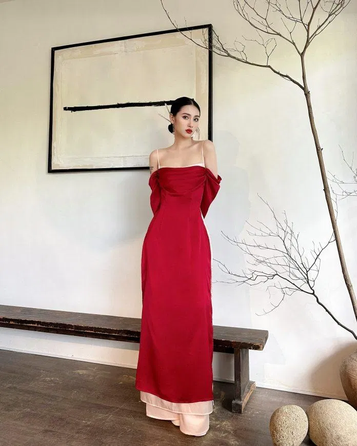 Một chiếc áo dài đỏ nhưng được biến tấu với phần áo trễ vai Một chiếc áo dài đỏ nhưng được biến tấu với phần áo trễ vai