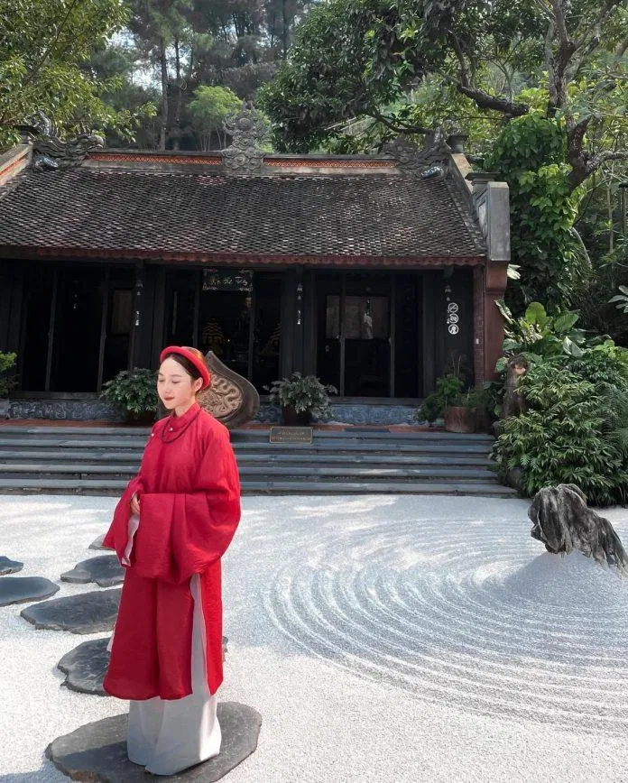 Áo tấc đỏ đẹp mắt mà cực kì thanh thoát Áo tấc đỏ đẹp mắt mà cực kì thanh thoát