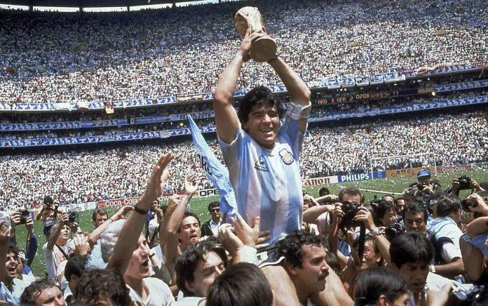 Hình ảnh Maradona nâng cao chiếc cup vô địch World Cup 1986 đã ám ảnh nhiều thế hệ người dân Argentina (Ảnh: Internet)