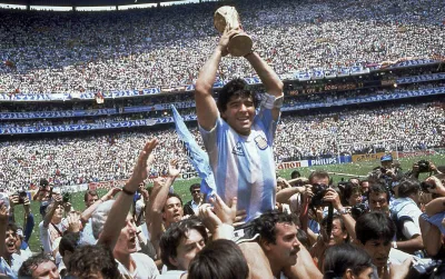 Hình ảnh Maradona nâng cao chiếc cup vô địch World Cup 1986 đã ám ảnh nhiều thế hệ người dân Argentina (Ảnh: Internet) Hình ảnh Maradona nâng cao chiếc cup vô địch World Cup 1986 đã ám ảnh nhiều thế hệ người dân Argentina (Ảnh: Internet)