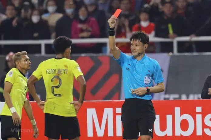 Thẻ đỏ tai hại của Azmi là bước ngoặt của trận đấu và đội tuyển Việt Nam đã tận dụng thành công cơ hội của mình (Ảnh: Internet)