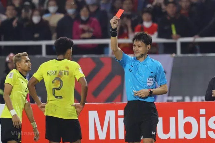 Thẻ đỏ tai hại của Azmi là bước ngoặt của trận đấu và đội tuyển Việt Nam đã tận dụng thành công cơ hội của mình (Ảnh: Internet) Thẻ đỏ tai hại của Azmi là bước ngoặt của trận đấu và đội tuyển Việt Nam đã tận dụng thành công cơ hội của mình (Ảnh: Internet)