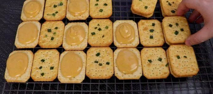 Cách làm bánh quy hành nhân nougat trứng muối béo ngậy thơm ngon bánh ngon bánh quy bánh quy hành bánh quy hành nhân nougat trứng muối bánh quy mặn cách làm cách làm bánh không cần lò nướng làm bánh nguyên liệu Nougat thơm ngon trứng muối