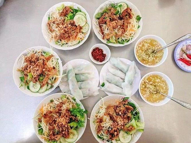 Cùng thưởng thức bánh ướt Huyền Anh huế
