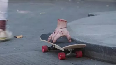 Bàn tay bị đứt "Thing" chơi ván trượt trên đường phố New York (Ảnh: Internet)