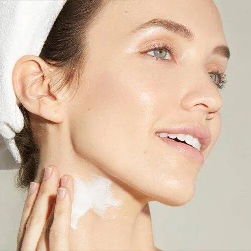 Bôi kem chống nắng cho vùng cổ giúp chống lão hóa và việc hình thành các nếp nhăn (Nguồn: Internet)