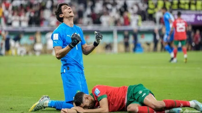 Màn trình diễn không tưởng của Bounou giúp Maroc làm nên lịch sử tại World Cup 2022 (Ảnh: Internet) Màn trình diễn không tưởng của Bounou giúp Maroc làm nên lịch sử tại World Cup 2022 (Ảnh: Internet)
