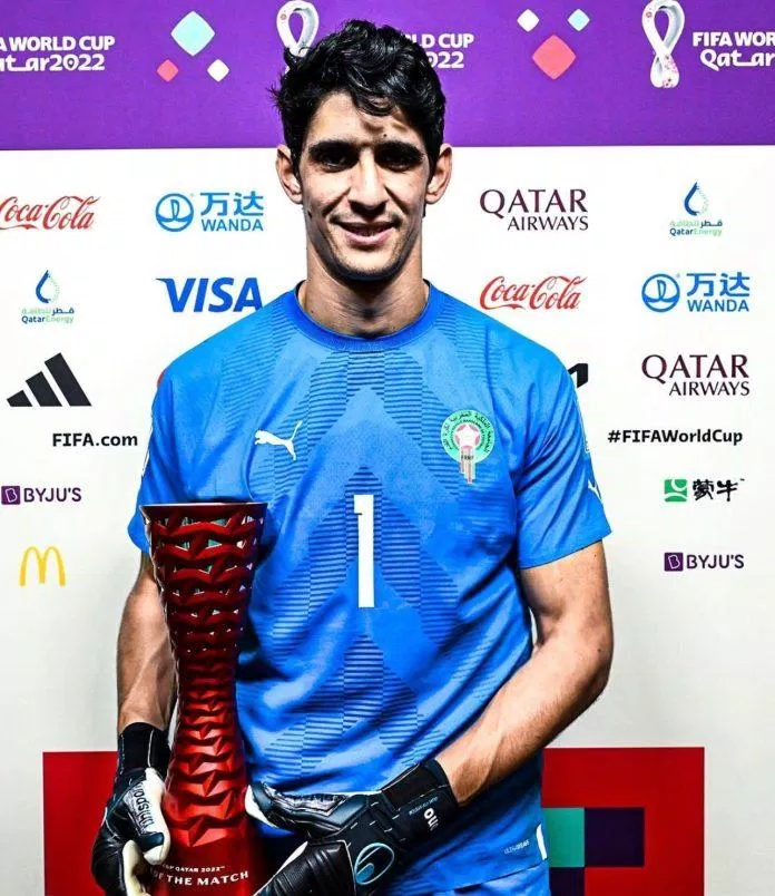 Bounou là thủ thành xuất sắc dưới triều đại của Regragui có lần thứ 2 nhận giải thưởng cầu thủ xuất sắc nhất trận đấu tại World Cup 2022 (Ảnh: Internet)
