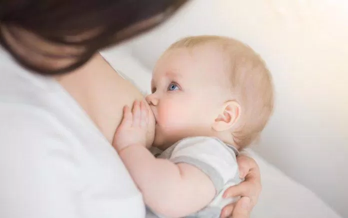 Các mẹ nên cho con bú trong vòng một giờ đầu sau sinh để con nhận được những chất tốt nhất (Nguồn: Internet)