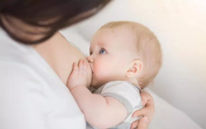 Các mẹ nên cho con bú trong vòng một giờ đầu sau sinh để con nhận được những chất tốt nhất (Nguồn: Internet) Các mẹ nên cho con bú trong vòng một giờ đầu sau sinh để con nhận được những chất tốt nhất (Nguồn: Internet)