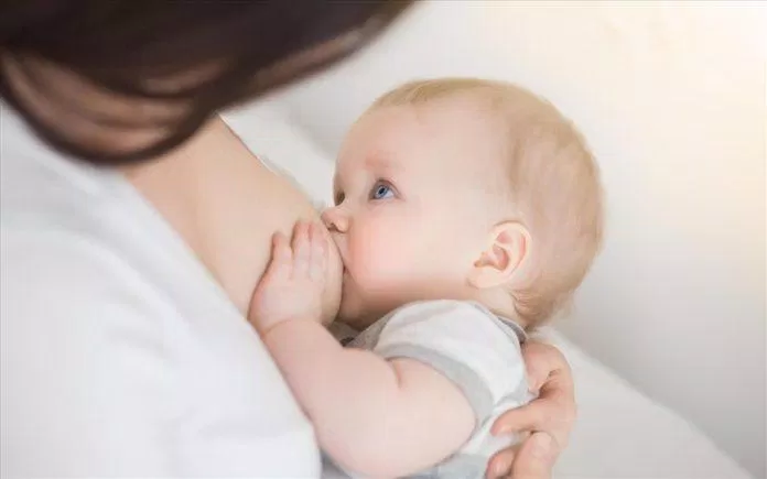 Các mẹ nên cho trẻ bú ngay sau sinh (Nguồn: Internet)