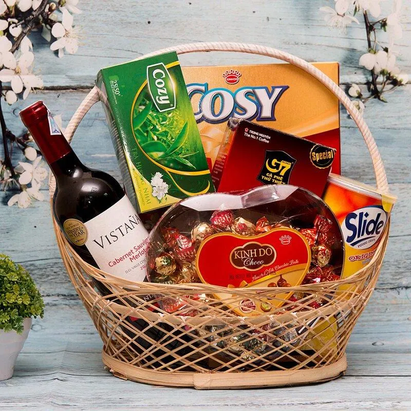 Giỏ quà Tết 2023 đẹp màu đỏ may mắn, thịnh vượng. (Ảnh: Internet) Giỏ quà Tết 2023 đẹp màu đỏ may mắn, thịnh vượng. (Ảnh: Internet)