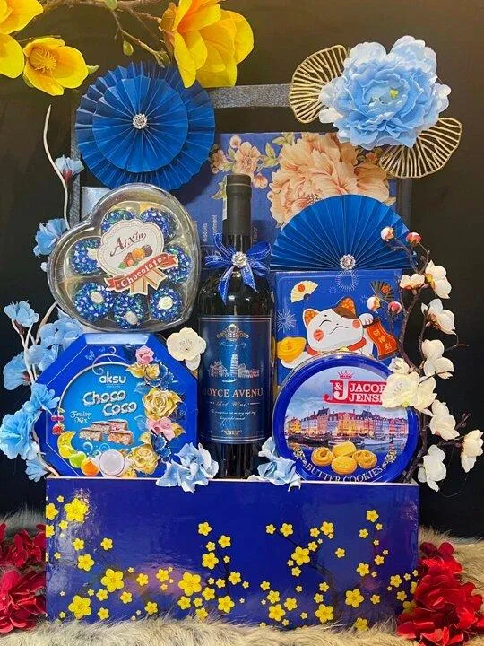 Giỏ quà Tết 2023 đẹp màu xanh bình an. (Ảnh: Internet) Giỏ quà Tết 2023 đẹp màu xanh bình an. (Ảnh: Internet)