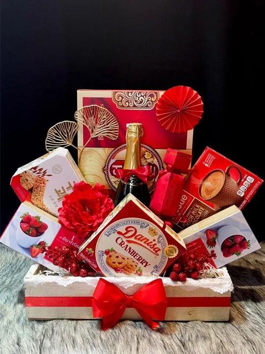 Giỏ quà Tết 2023 đẹp màu đỏ may mắn, thịnh vượng. (Ảnh: Internet) Giỏ quà Tết 2023 đẹp màu đỏ may mắn, thịnh vượng. (Ảnh: Internet)