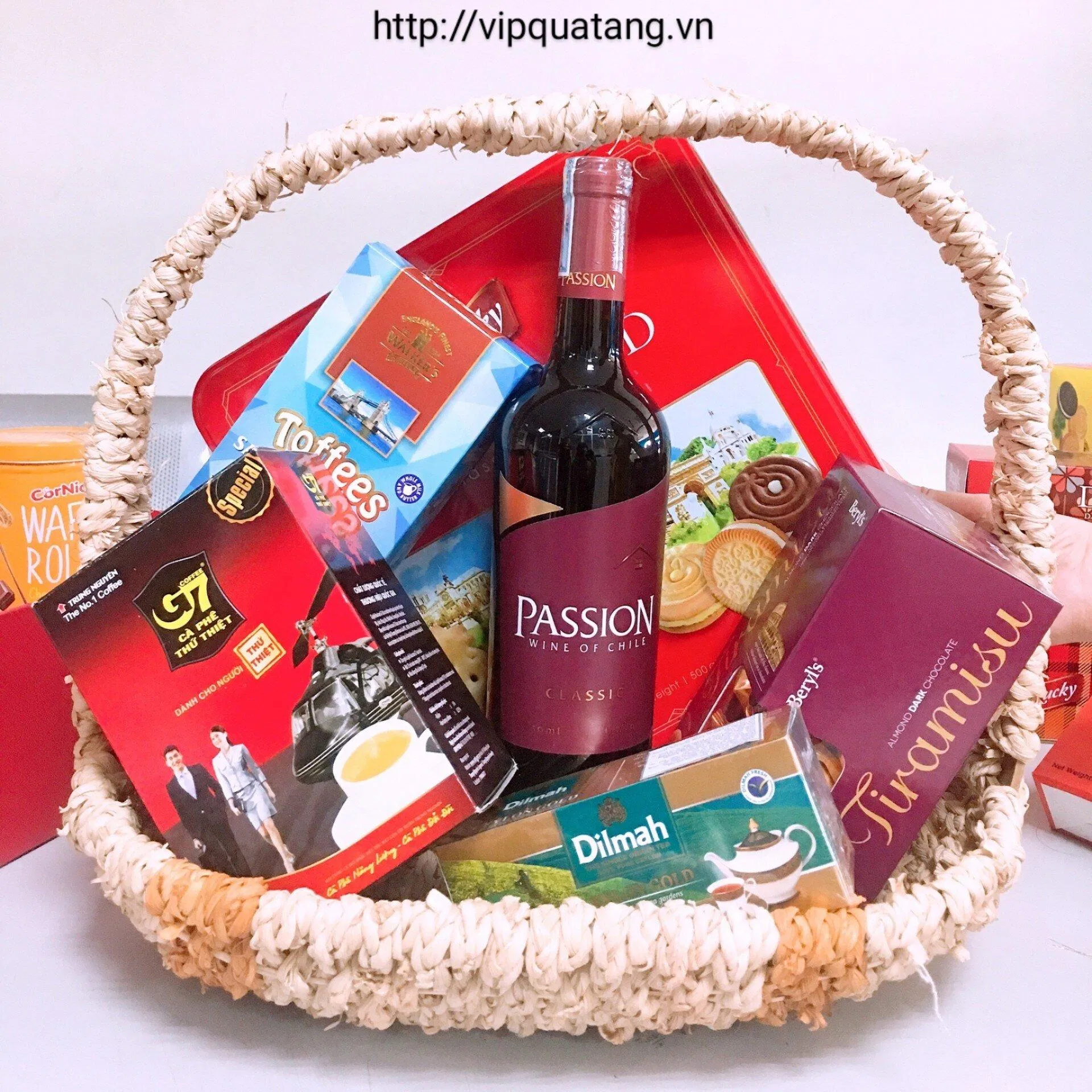 Giỏ quà Tết 2023 đẹp màu đỏ may mắn, thịnh vượng. (Ảnh: Internet) Giỏ quà Tết 2023 đẹp màu đỏ may mắn, thịnh vượng. (Ảnh: Internet)