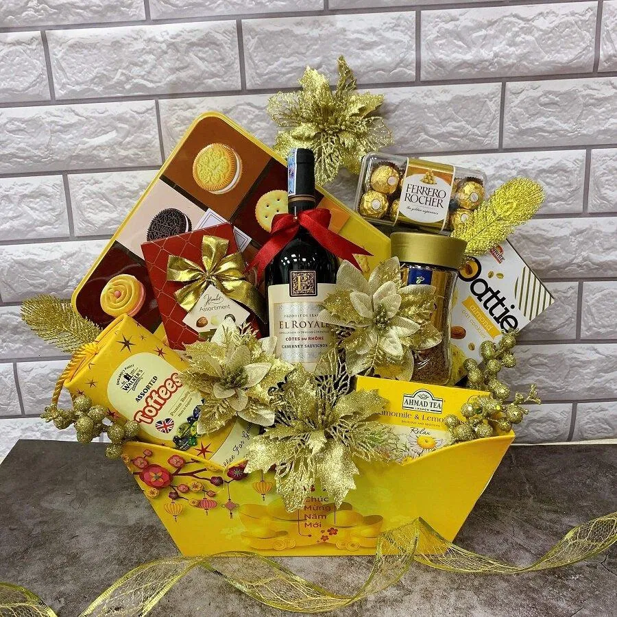 Giỏ quà Tết 2023 đẹp màu vàng tài lộc. (Ảnh : Internet) Giỏ quà Tết 2023 đẹp màu vàng tài lộc. (Ảnh : Internet)