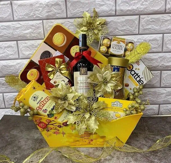 Giỏ quà Tết 2023 đẹp màu vàng tài lộc. (Ảnh : Internet) Giỏ quà Tết 2023 đẹp màu vàng tài lộc. (Ảnh : Internet)