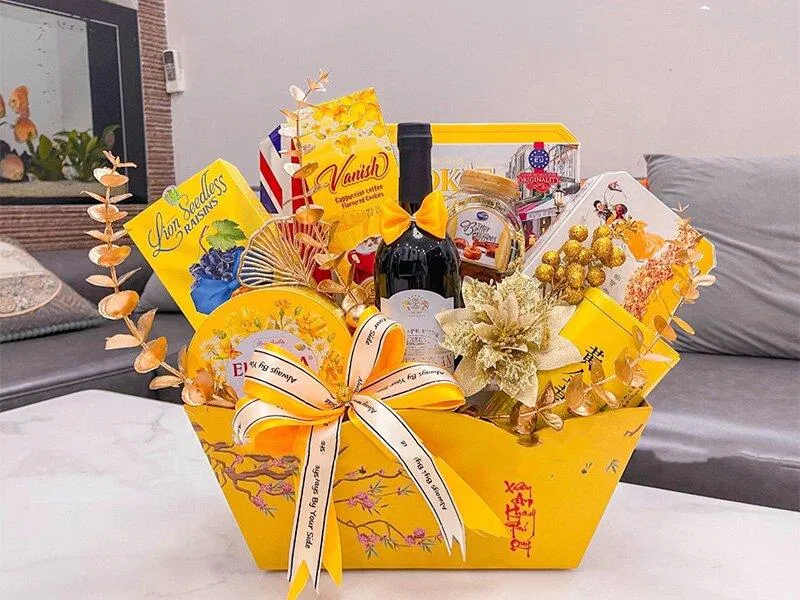 Giỏ quà Tết 2023 đẹp màu vàng tài lộc. (Ảnh : Internet) Giỏ quà Tết 2023 đẹp màu vàng tài lộc. (Ảnh : Internet)