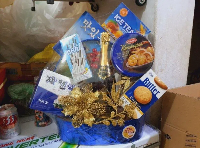 Giỏ quà Tết 2023 đẹp màu xanh bình an. (Ảnh: Internet) Giỏ quà Tết 2023 đẹp màu xanh bình an. (Ảnh: Internet)