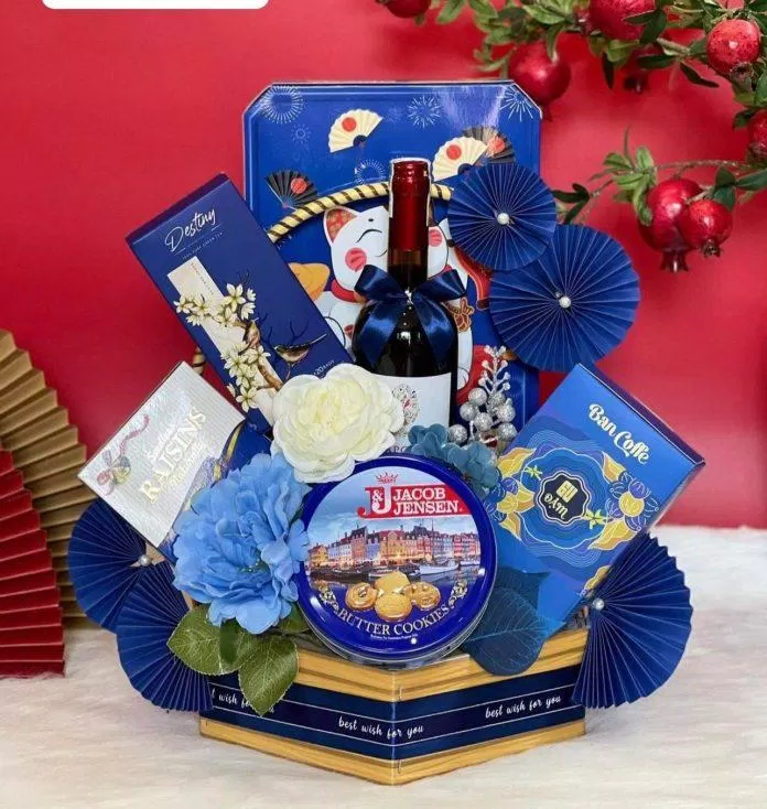 Giỏ quà Tết 2023 đẹp màu xanh bình an. (Ảnh: Internet) Giỏ quà Tết 2023 đẹp màu xanh bình an. (Ảnh: Internet)