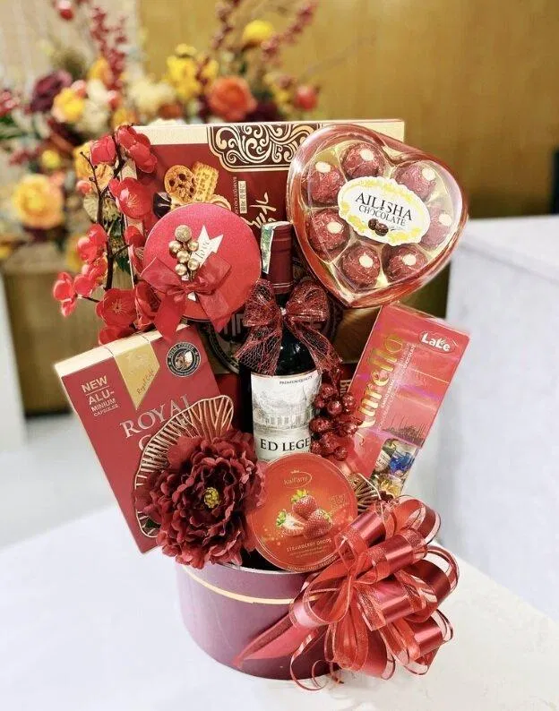 Giỏ quà Tết 2023 đẹp màu đỏ may mắn, thịnh vượng. (Ảnh: Internet) Giỏ quà Tết 2023 đẹp màu đỏ may mắn, thịnh vượng. (Ảnh: Internet)