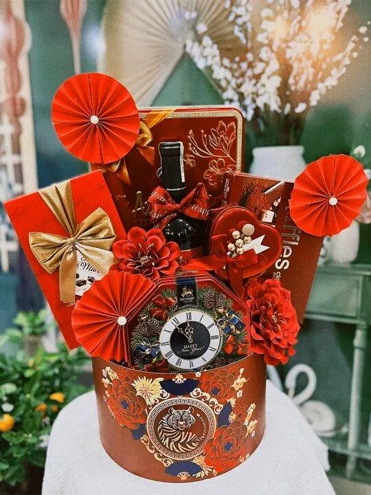 Giỏ quà Tết 2023 đẹp màu đỏ may mắn, thịnh vượng. (Ảnh: Internet) Giỏ quà Tết 2023 đẹp màu đỏ may mắn, thịnh vượng. (Ảnh: Internet)