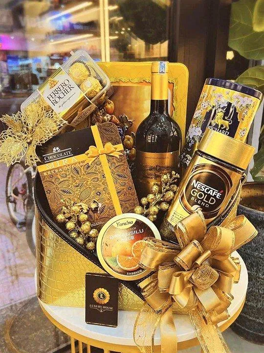 Giỏ quà Tết 2023 đẹp màu vàng tài lộc. (Ảnh : Internet) Giỏ quà Tết 2023 đẹp màu vàng tài lộc. (Ảnh : Internet)