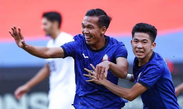 Tiền vệ Orn Chanpolin mừng bàn trong trận thắng đội khách Phiilippines 3-2 ở lượt đầu bảng A AFF Cup 2022 (Ảnh: Internet) Tiền vệ Orn Chanpolin mừng bàn trong trận thắng đội khách Phiilippines 3-2 ở lượt đầu bảng A AFF Cup 2022 (Ảnh: Internet)