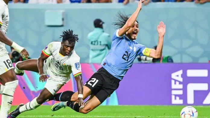 Cavani ngã trong vòng cấm của Ghana nhưng trọng tài chính nói không với phạt đền cho Uruguay (Ảnh: Internet) Cavani ngã trong vòng cấm của Ghana nhưng trọng tài chính nói không với phạt đền cho Uruguay (Ảnh: Internet)