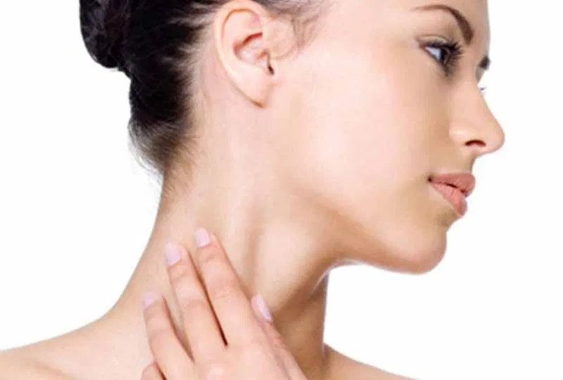 Bôi kem dưỡng cho vùng cổ giúp chống nếp nhăn hiệu quả (Nguồn: Internet)