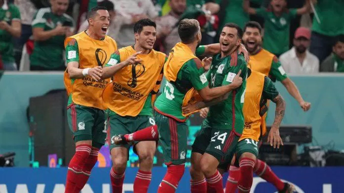 Luis Chavez lao ra ăn mừng cùng các đồng đội sau khi có một bàn thắng tuyệt đẹp vào lưới của Arab Saudi (Ảnh: Internet)