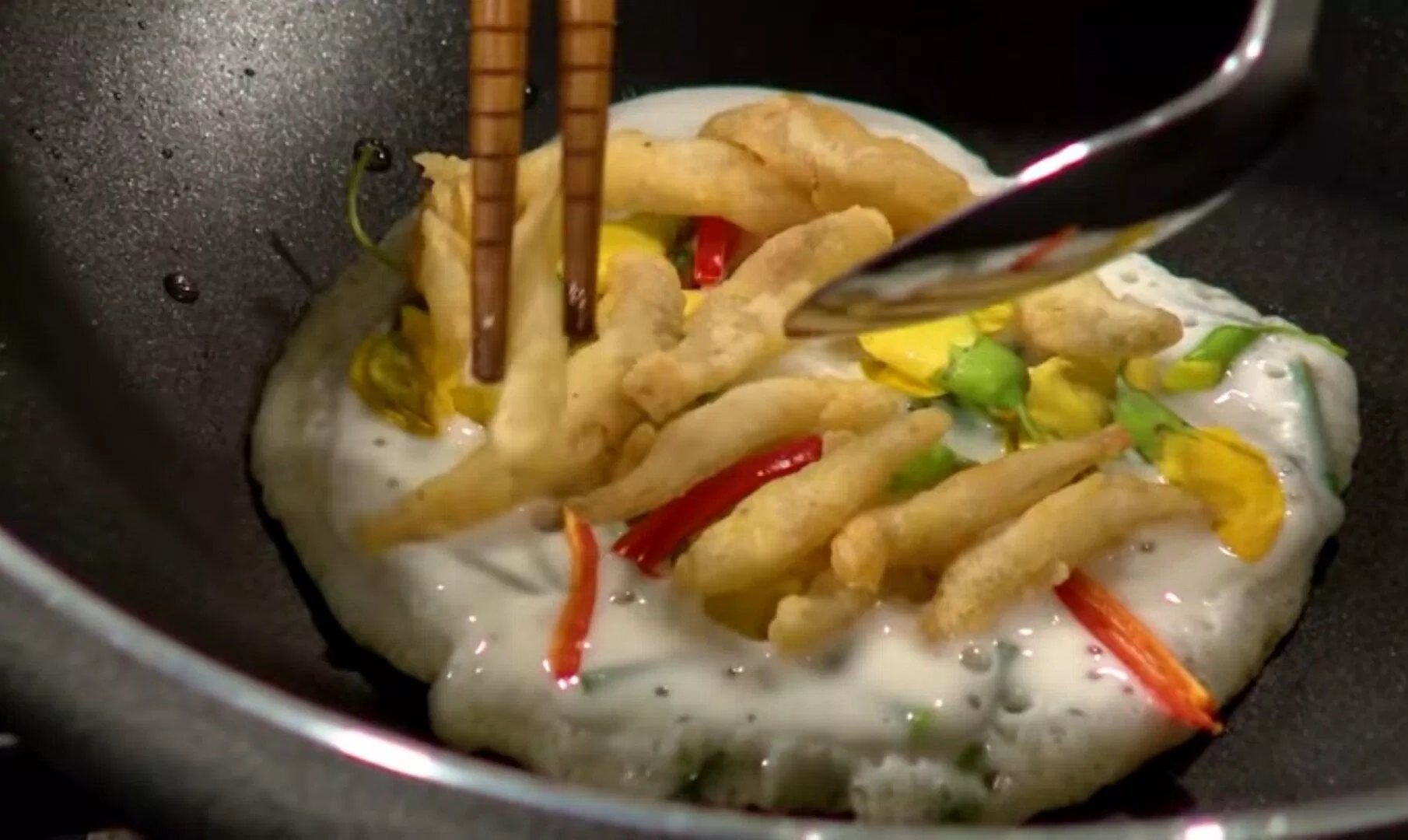 Chiên bánh. Nguồn: YouTube Món Ngon Mỗi Ngày