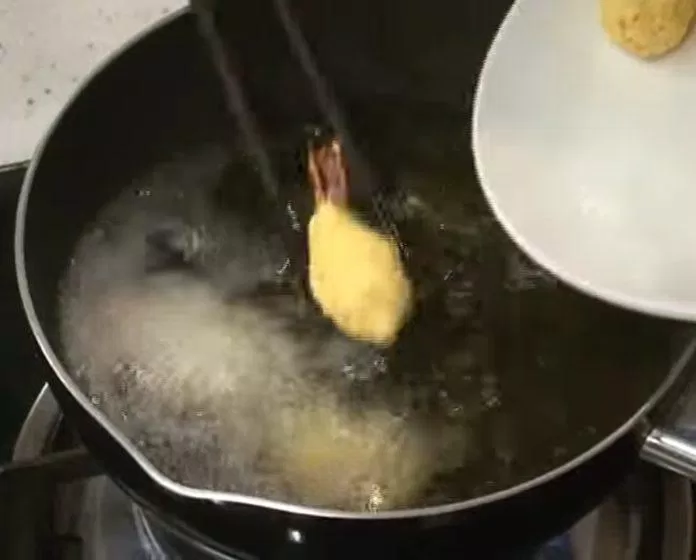 Chiên bánh trong dầu nóng đến khi bánh chín vàng thì vớt ra. Nguồn: YouTube Món Ngon Mỗi Ngày