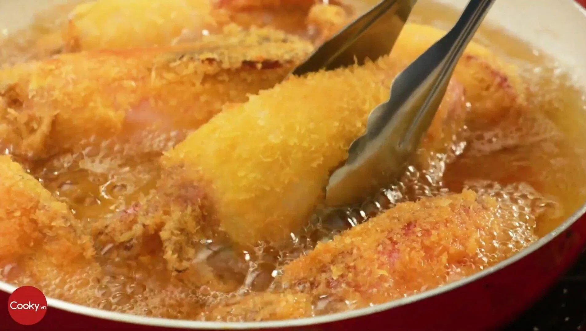 Chiên mực đã được nhồi. Nguồn: YouTube Cooky