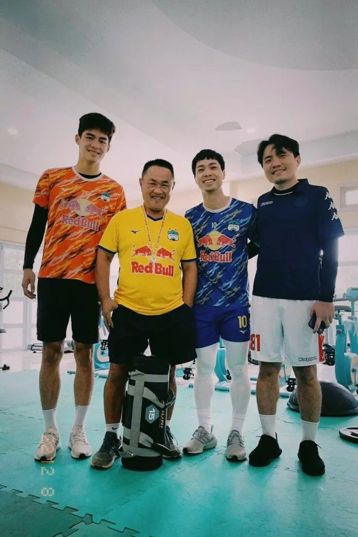Công Phượng đăng hình ảnh chụp với vị chuyên gia đã giúp anh phục hồi chấn thương. (Ảnh: Internet) Công Phượng đăng hình ảnh chụp với vị chuyên gia đã giúp anh phục hồi chấn thương. (Ảnh: Internet)