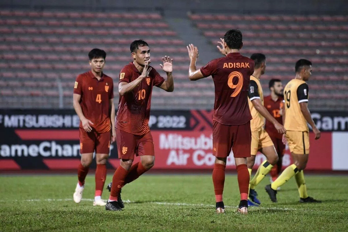 Teerasil Dangda (10) có tổng cộng 20 bàn ở các giải AFF Cup và xếp thứ nhất trong danh sách các chân sút vĩ đại nhất của giải (Ảnh: Internet) Teerasil Dangda (10) có tổng cộng 20 bàn ở các giải AFF Cup và xếp thứ nhất trong danh sách các chân sút vĩ đại nhất của giải (Ảnh: Internet)
