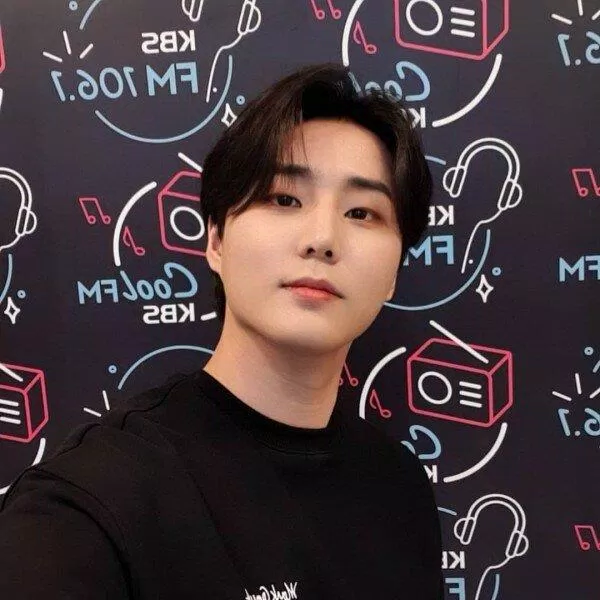 Young K DAY6 trở thnahf DJ Radio ngay sau khi xuất ngũ (Ảnh: Internet)