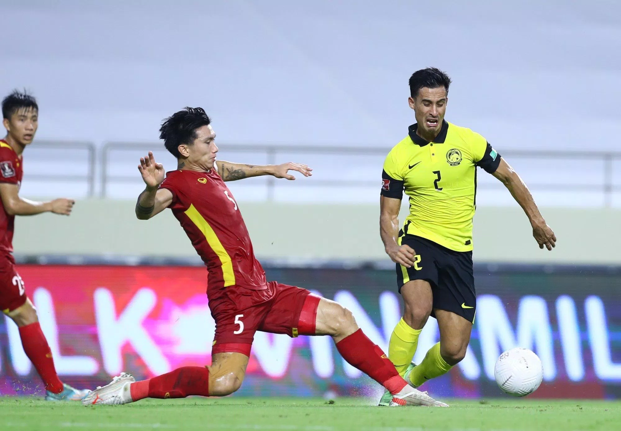 Khả năng phòng ngự của Văn Hậu cũng cực kì ấn tượng trong những trận cầu lớn của đội tuyển Việt Nam (Ảnh: Internet) Khả năng phòng ngự của Văn Hậu cũng cực kì ấn tượng trong những trận cầu lớn của đội tuyển Việt Nam (Ảnh: Internet)