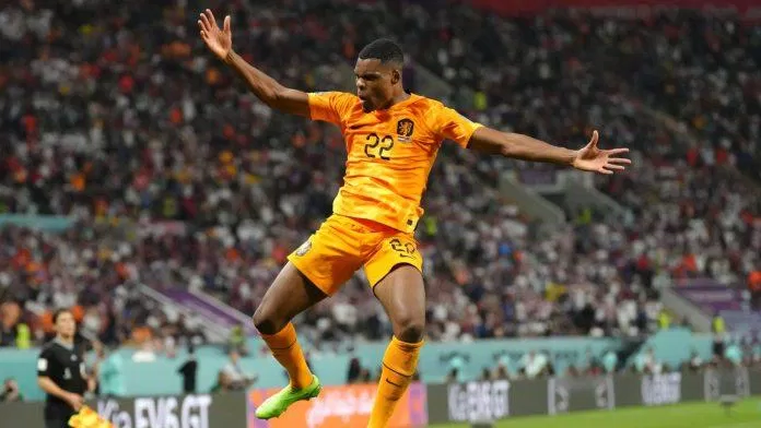 Dumfries chính là người Hà Lan bay cao nhất trong trận đấu với Hoa Kỳ ở vòng 1/8 World Cup 2022 khi có 2 kiến tạo và 1 bàn thắng ấn định tỉ số (Ảnh: Internet) Dumfries chính là người Hà Lan bay cao nhất trong trận đấu với Hoa Kỳ ở vòng 1/8 World Cup 2022 khi có 2 kiến tạo và 1 bàn thắng ấn định tỉ số (Ảnh: Internet)