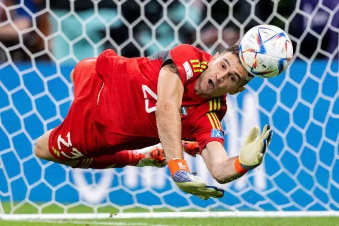 Emiliano Martinez hóa thiên thần cứu rỗi Argentina ở loạt sút luân lưu cân não với Hà Lan (Ảnh: Internet) Emiliano Martinez hóa thiên thần cứu rỗi Argentina ở loạt sút luân lưu cân não với Hà Lan (Ảnh: Internet)