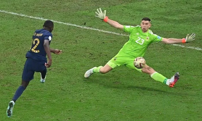 Kolo Muani không được số phận lựa chọn để trở thành ngôi sao sáng nhất khi anh bị Emiliano Martinez từ chối một bàn thắng khi trận đấu chỉ còn tính bằng giây (Ảnh: Internet) Kolo Muani không được số phận lựa chọn để trở thành ngôi sao sáng nhất khi anh bị Emiliano Martinez từ chối một bàn thắng khi trận đấu chỉ còn tính bằng giây (Ảnh: Internet)