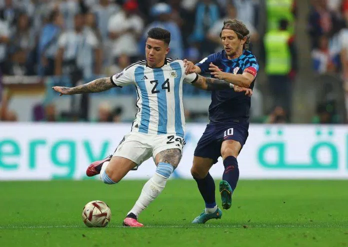 Enzo Fernandez thi đấu ổn định nơi tuyến giữa của Argentina và là cầu thủ tung ra đường chuyền dẫn đến bước ngoặt của trận đấu giữa Argentina và Croatia (Ảnh: Internet) Enzo Fernandez thi đấu ổn định nơi tuyến giữa của Argentina và là cầu thủ tung ra đường chuyền dẫn đến bước ngoặt của trận đấu giữa Argentina và Croatia (Ảnh: Internet)