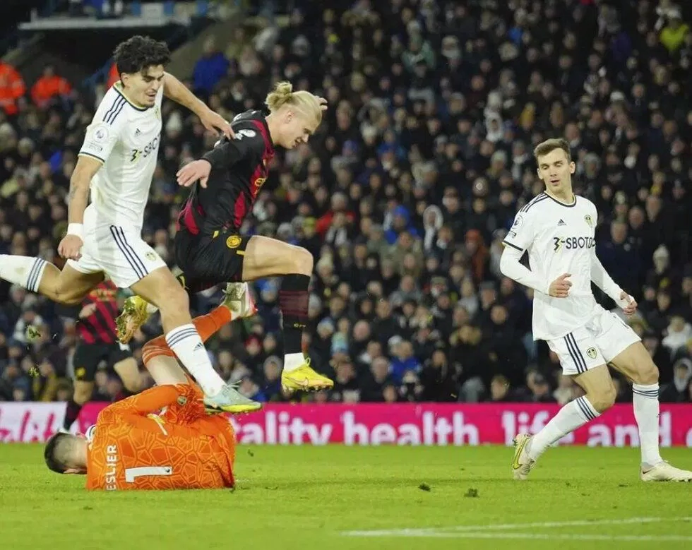 Haaland trước khi có cú đúp đã bỏ lỡ 2 tình huống đối mặt với thủ môn Meslier của Leeds trong hiệp 1 (Ảnh: Internet) Haaland trước khi có cú đúp đã bỏ lỡ 2 tình huống đối mặt với thủ môn Meslier của Leeds trong hiệp 1 (Ảnh: Internet)