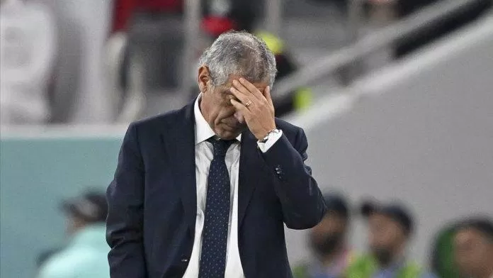 Fernando Santos đã không còn phép thuật như ở Euro 2016 và đội tuyển Bồ Đào Nha của ông bị loại không thể cay đắng hơn trước Maroc (Ảnh: Internet)