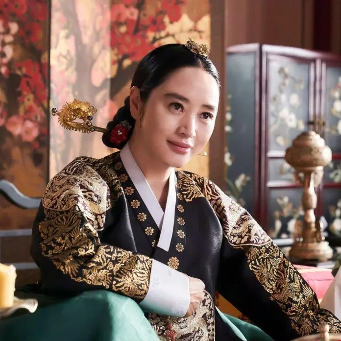 Vai diễn Trung điện của Kim Hye Soo trong phim "Under The Queen Umbrella" (Ảnh: Internet).