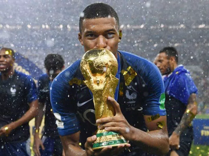 Mbappe trở thành cậu bé vàng của Pháp sau khi cùng đội tuyển nước này lên ngôi vô địch tại Nga 2018 (Ảnh: Internet) Mbappe trở thành cậu bé vàng của Pháp sau khi cùng đội tuyển nước này lên ngôi vô địch tại Nga 2018 (Ảnh: Internet)